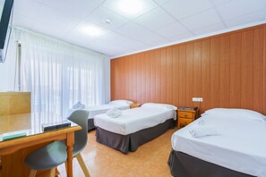 Perhehuone | Työpöytä, silitysrauta/-lauta, ilmainen Wi-Fi, vuodevaatteet