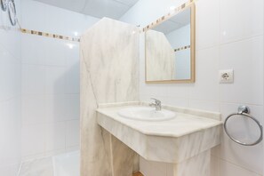 Free toiletries, hair dryer, bidet, towels - Hostal Casa Antonio by Vivere Stays (San Vicente del Raspeig)