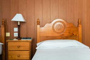 Desk, iron/ironing board, free WiFi, bed sheets - Hostal Casa Antonio by Vivere Stays (San Vicente del Raspeig)