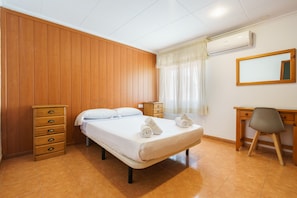 Double or Twin Room | Meja, seterika/papan seterika, Wi-fi percuma, cadar katil 