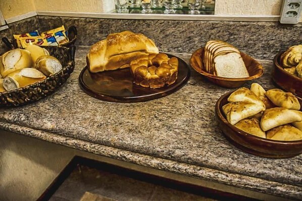 بوفيه فطور مجانًا يوميًا