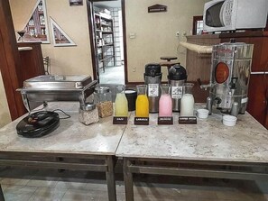 Free daily buffet breakfast  - Sakr Hotel (Penapolis)