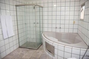Ducha, artículos de higiene personal gratuitos y secador de pelo