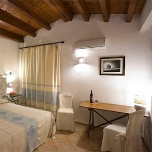 1 bedroom, Frette Italian sheets, down duvets, pillow-top beds