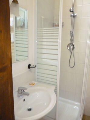 Shower, free toiletries, hair dryer, bidet - Il Giardino Segreto (Cagliari)