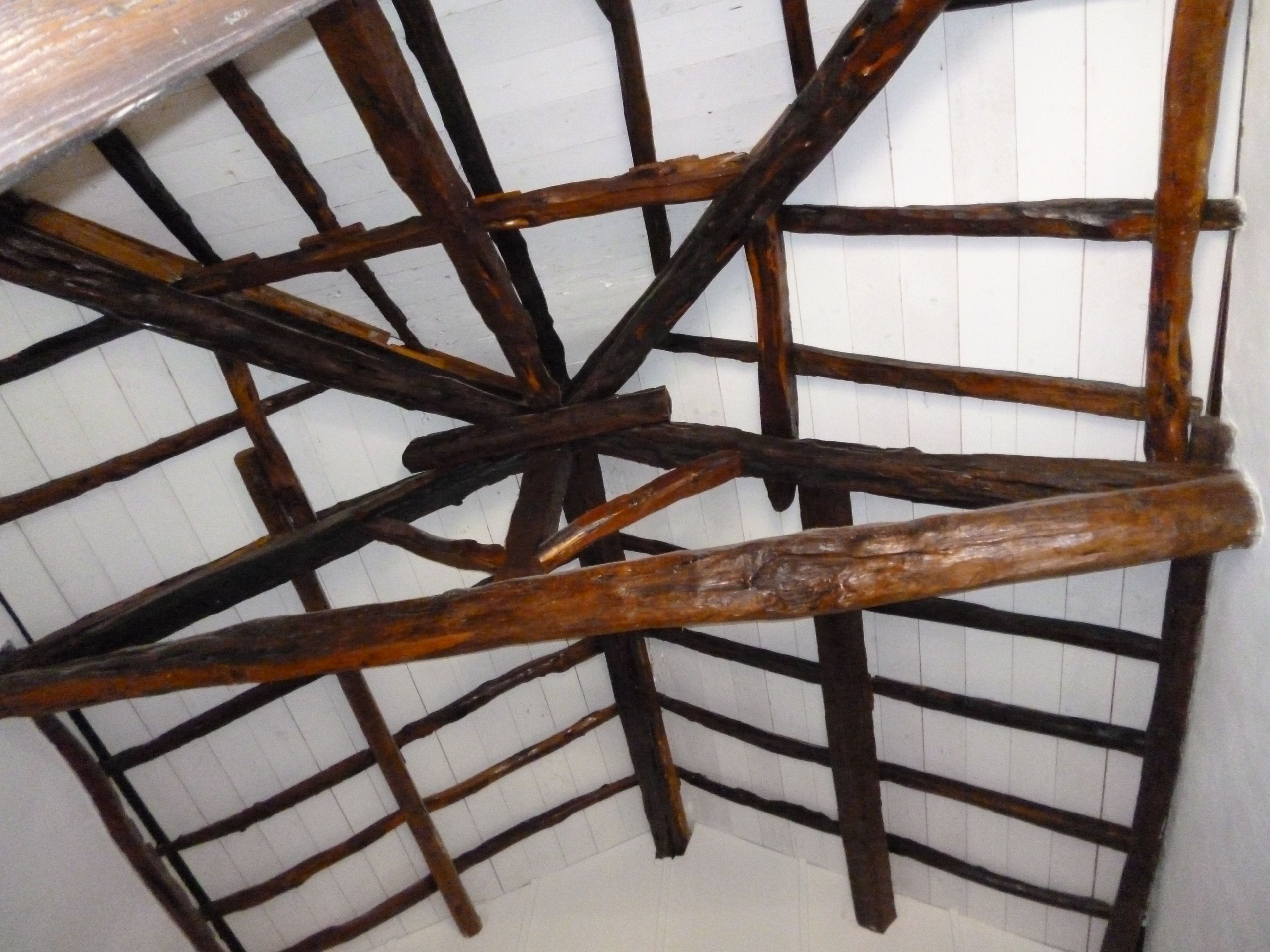 Un techo con estructura de celosía de madera.