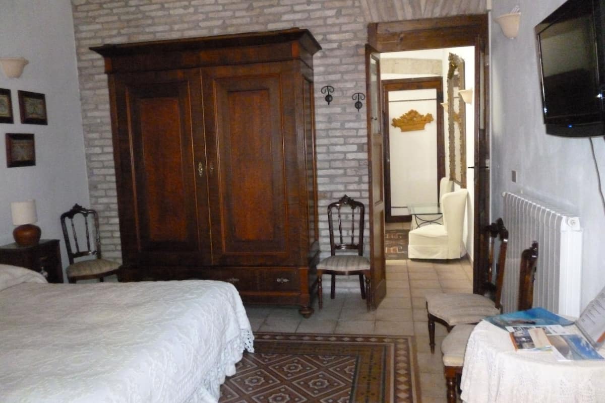 Suite (different entrance) | 1 slaapkamer, Italiaanse Frette-lakens, donzen dekbedden