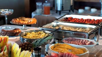 Café da manhã com buffet grátis todos os dias