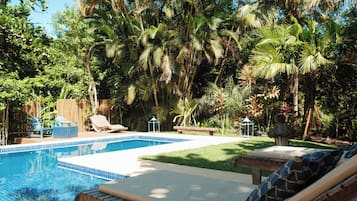 Piscina externa, guarda-sóis, espreguiçadeiras