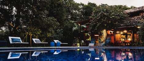 Vista frontal de la propiedad