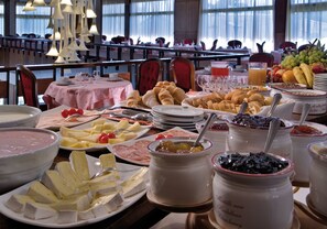 Free daily buffet breakfast