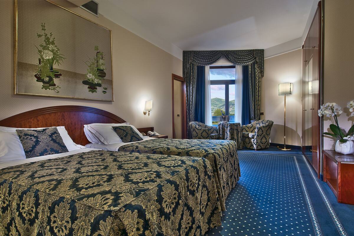 Suite | 1 bedroom, minibar, in-room safe, desk