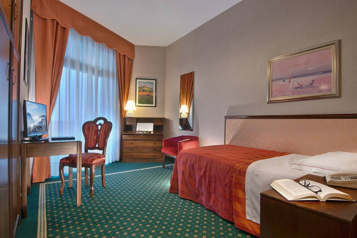 Standard Single Room | 1 bedroom, minibar, in-room safe, desk
