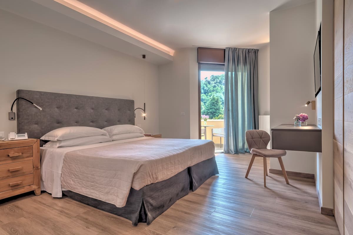 Double Nature | 1 bedroom, minibar, in-room safe, desk