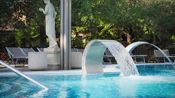 2 Innenpools, 5 Außenpools, Sonnenschirme