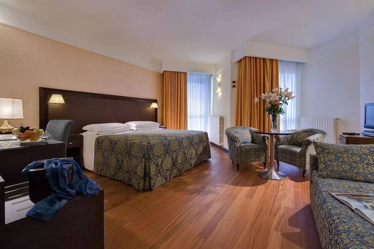 Junior Suite Classic | Down comforters, minibar, in-room safe, desk