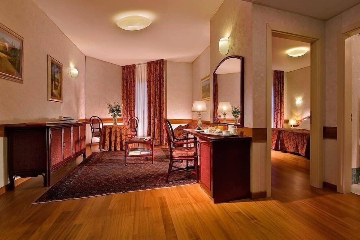 Classic Suite, 1 Bedroom | 1 bedroom, minibar, in-room safe, desk
