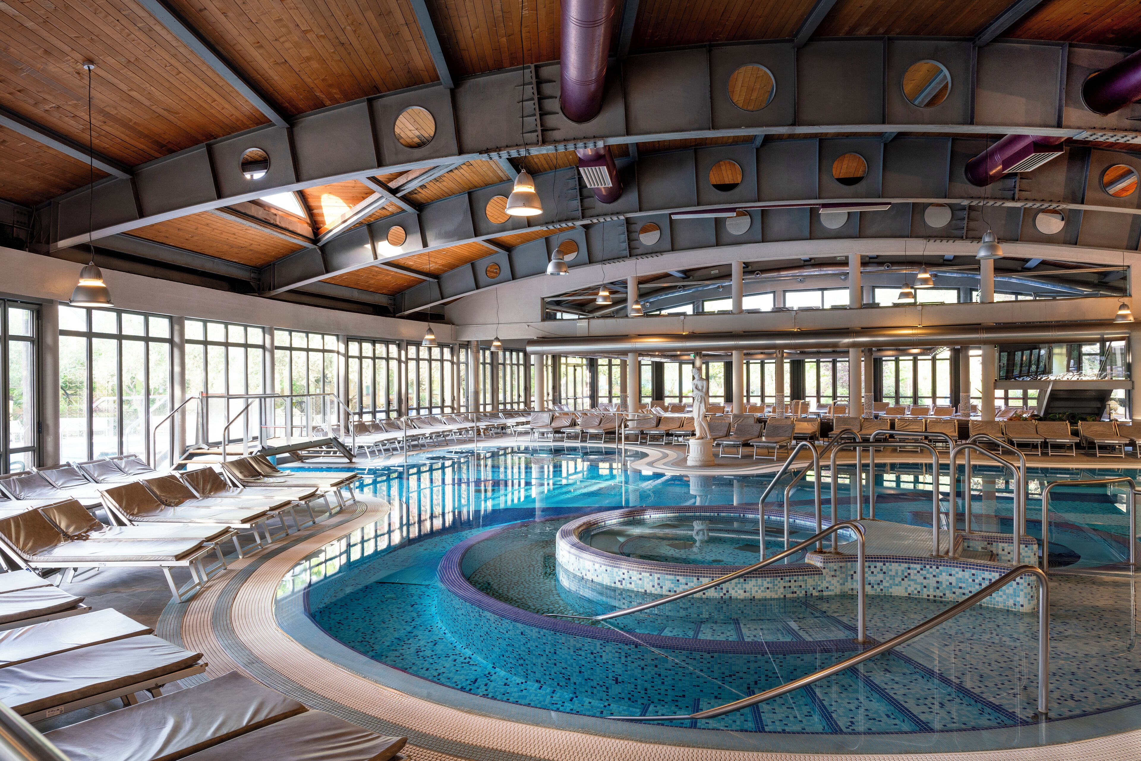 2 piscine coperte, 5 piscine all'aperto, ombrelloni da piscina