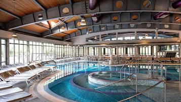 2 Innenpools, 5 Außenpools, Sonnenschirme