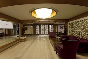 Lobby sitting area - Ramada by Wyndham Istanbul Asia (Istanbul)