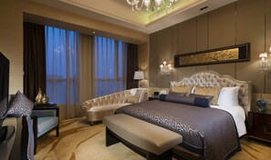 高級寝具、ミニバー、デスク、ノートパソコン用作業スペース