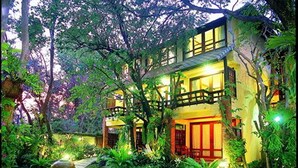 A two-story building with a garden and a pond. - Baan Talay Dao (Hua Hin)