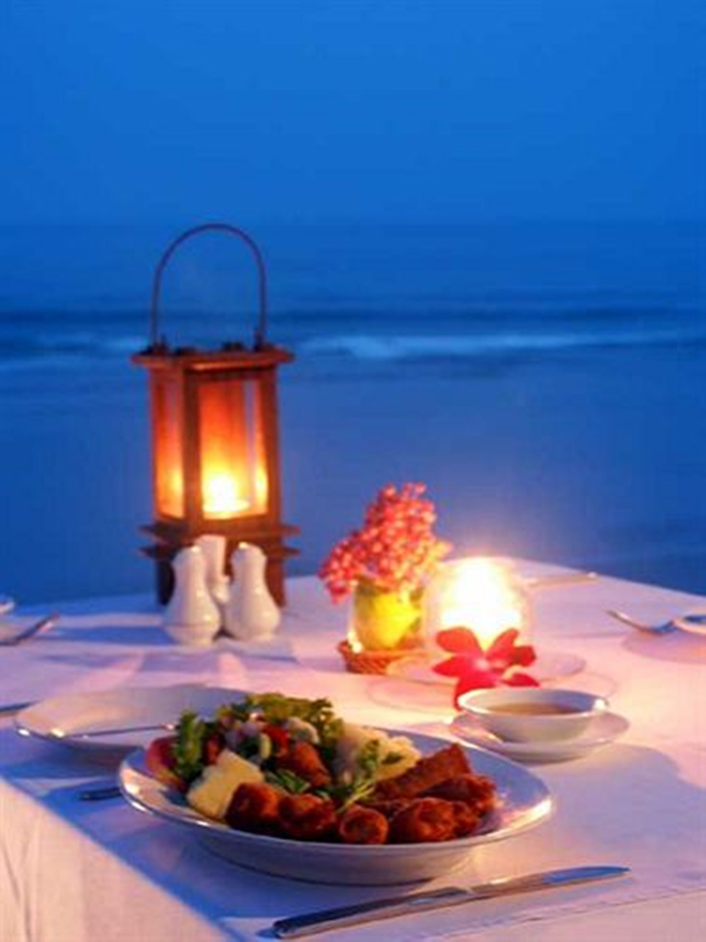 breakfast, lunch and dinner served