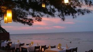 An outdoor dining area with tables and chairs, overlooking the sea. - Baan Talay Dao (Hua Hin)