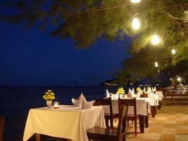 供應早餐、午餐及晚餐