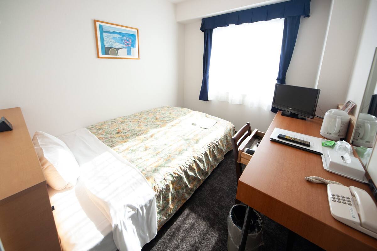Skrivbord, arbetsyta för laptop och mörkläggningsgardiner