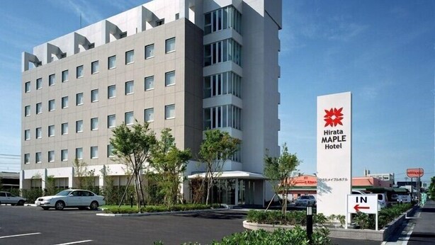 A modern hotel building with a prominent sign for Hirata Maple Hotel. - Hirata MAPLE Hotel (Izumo)