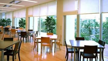 Daily buffet breakfast (JPY 800 per person)