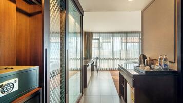 Rom – deluxe | Safe på rommet, blendingsgardiner og strykejern/-brett