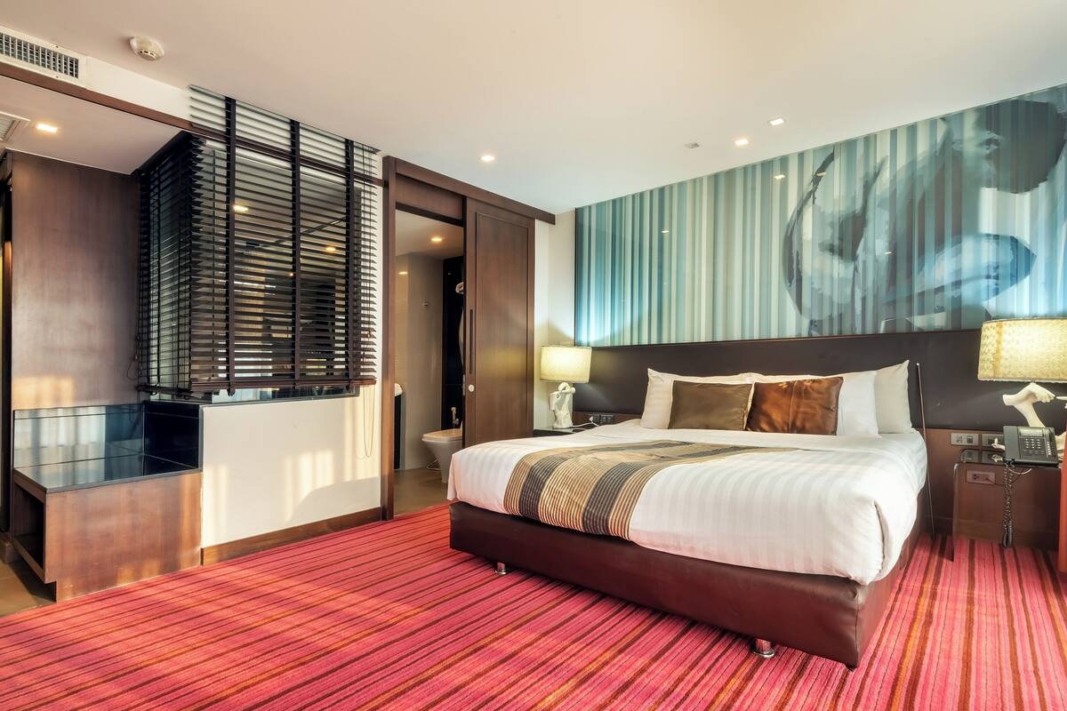 Suite, 1 kingsize-seng, hjørnerom | Safe på rommet, blendingsgardiner og strykejern/-brett