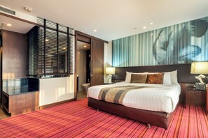 A hotel room with a large bed, a desk, and a modern bathroom. - M2 de Bangkok (Bangkok)