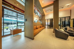 A modern lobby with a sofa, a bench, and a black armchair. - M2 de Bangkok (Bangkok)
