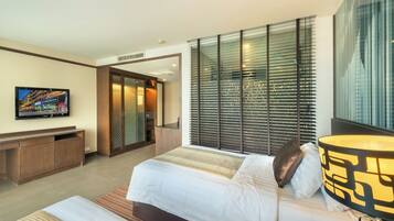 Rom – deluxe | Safe på rommet, blendingsgardiner og strykejern/-brett