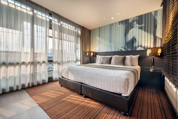 A modern hotel bedroom with a large bed, a view of the city, and a large window with sheer curtains. - M2 de Bangkok (Bangkok)