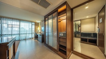 Deluxe Twin Room | In-room safe, blackout curtains, iron/ironing board, free WiFi