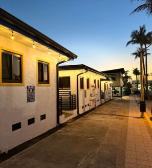 Exterior - HOLLYWOOD SUNRISE (Hollywood)