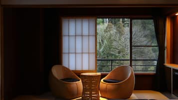 Cubrecamas, caja de seguridad en la habitación y cortinas blackout