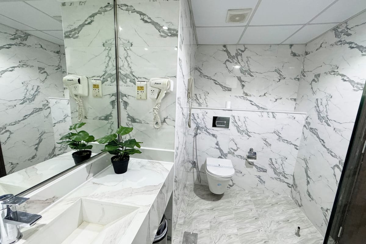 deluxe double or twin room | bathroom | free toiletries, hair dryer, bathrobes, slippers