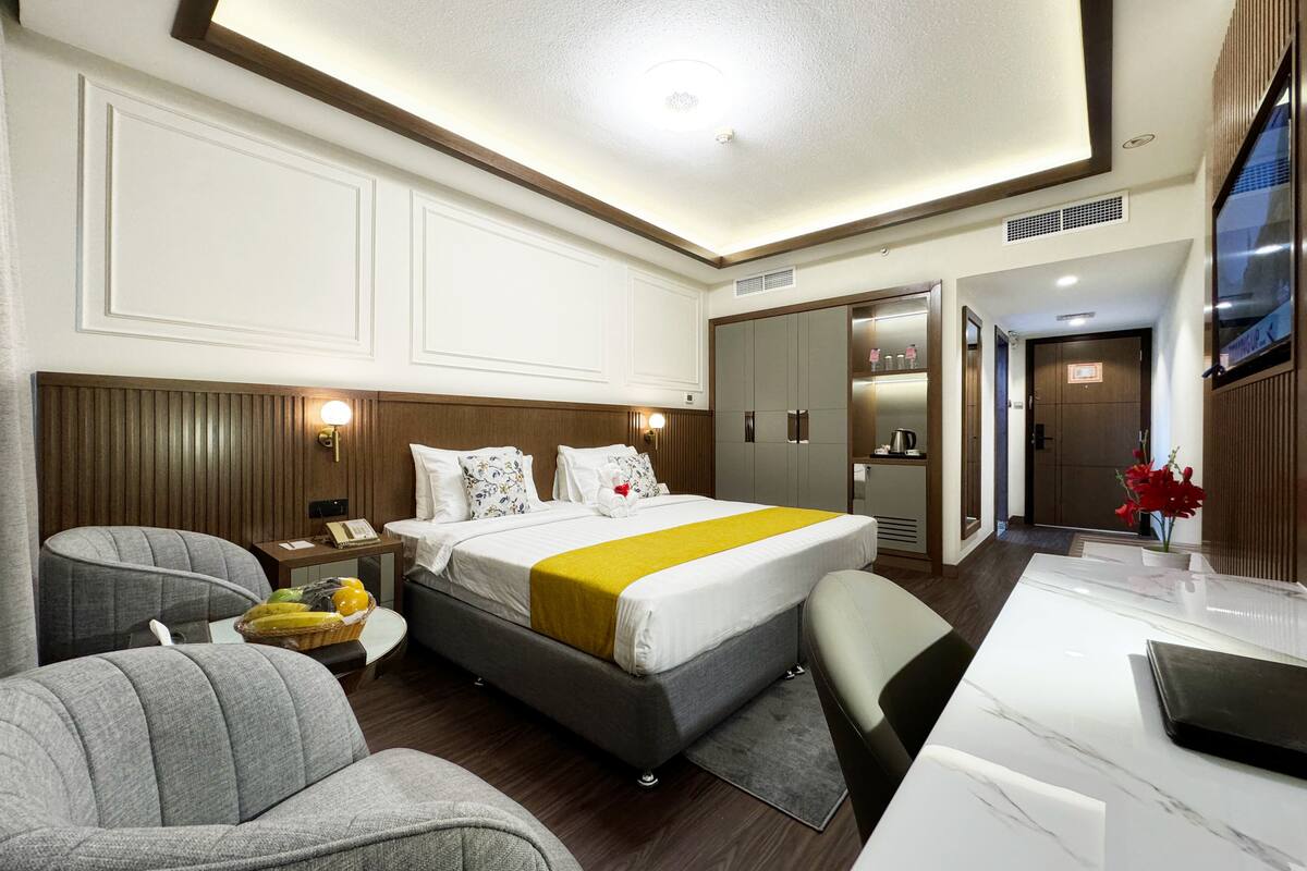 deluxe double or twin room | 1 bedroom, premium bedding, minibar, in-room safe