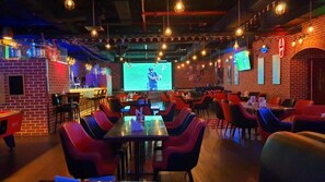 2 restaurants; breakfast, lunch, dinner, and brunch served - Fortune Plaza Hotel (Dubai)