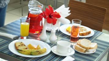 Se ofrece un desayuno bufé (7 EUR por persona)