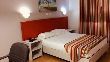 Caja fuerte, escritorio, wifi gratis y ropa de cama