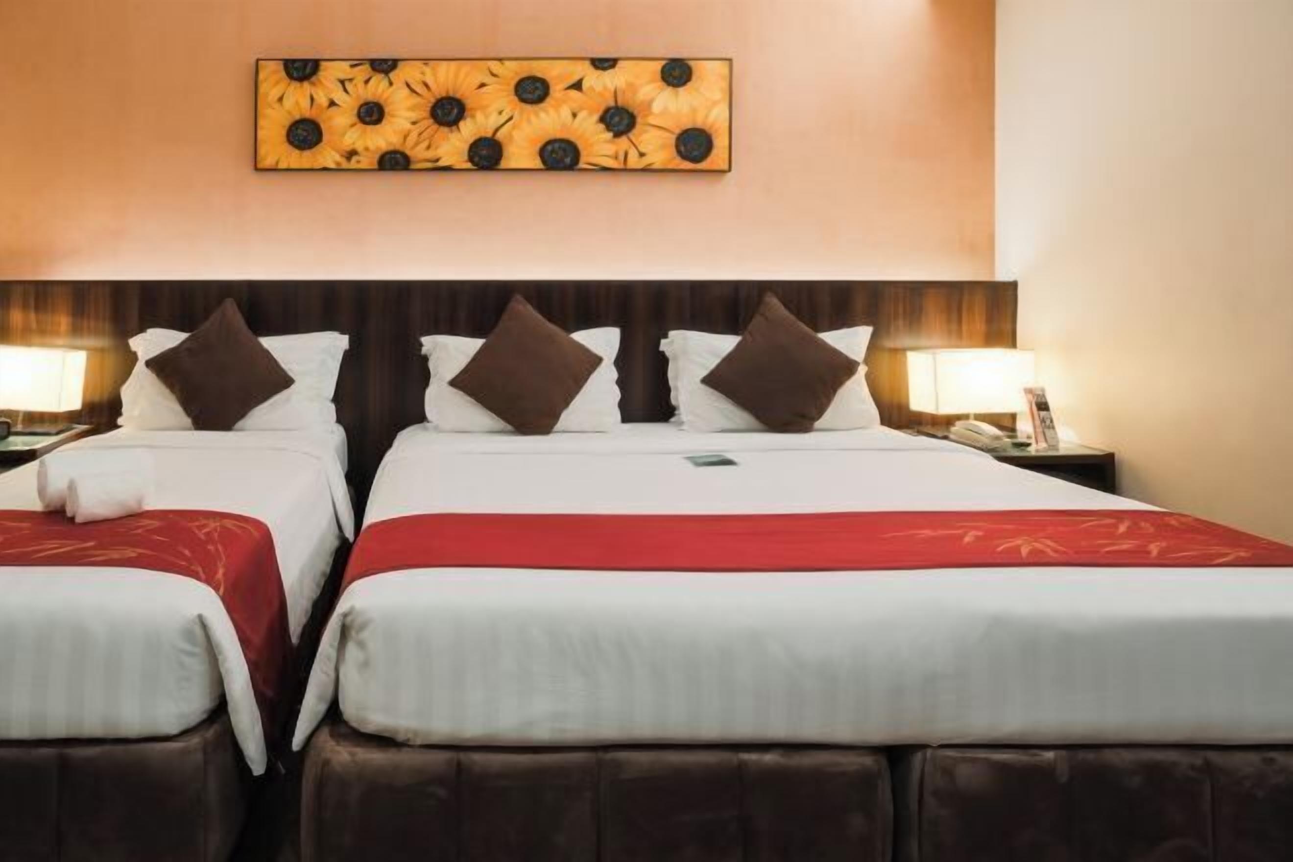 Frigobar, cofres nos quartos, escrivaninha