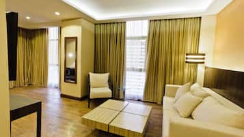 Ramada Suite | Living room | 32-inch flat-screen TV with cable channels, TV