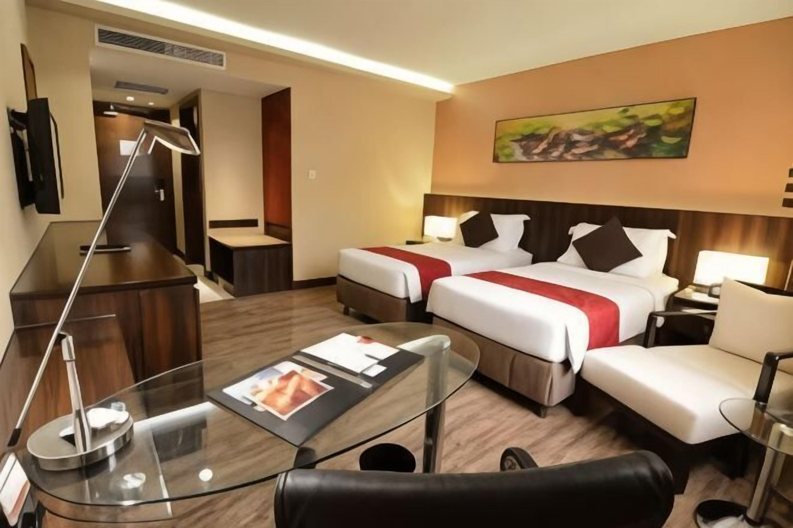 Minibar, caja de seguridad en la habitación y escritorio 