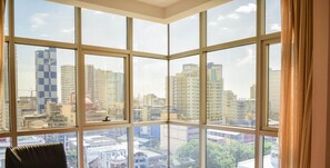 Suite (Ramada) | Minibar, caja de seguridad en la habitación y escritorio 
